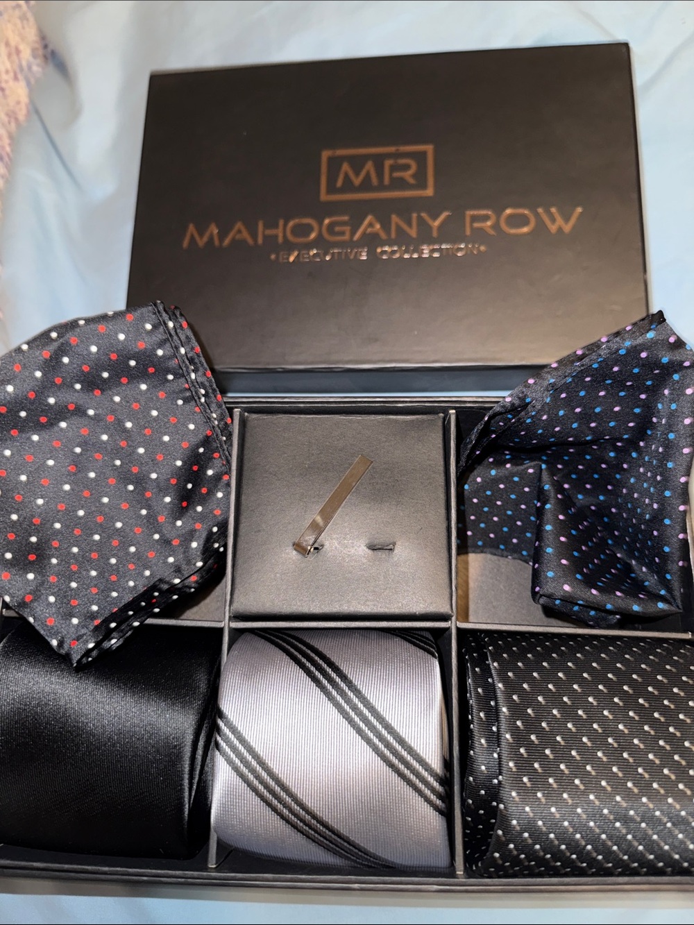 🏖️10 items for $20☀️ Men’s Black Design set of 3 ties and polka dot handkerchief